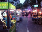 露店が並ぶ近くの通り
