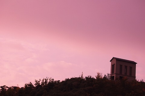 トンネルの向こうの丘