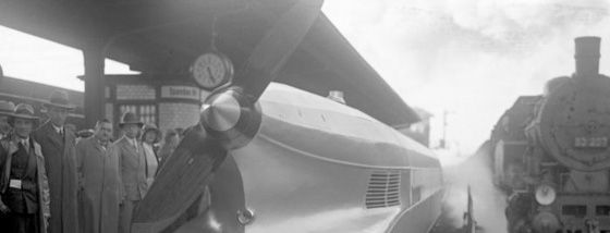 レール上の飛行機!?