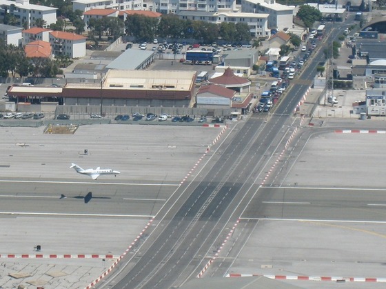 航空機が道路を突っ切っているのか5