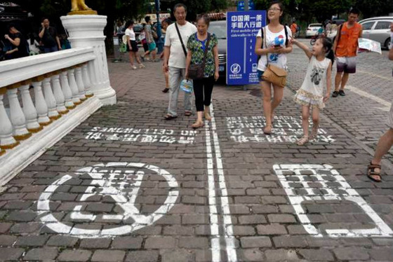 texting-and-walking-1