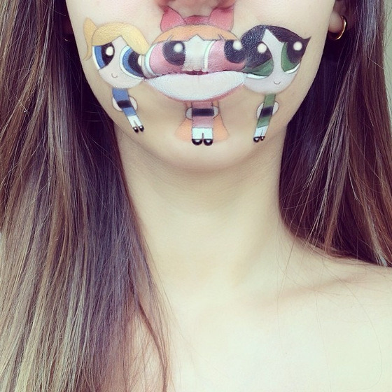 美女が唇を利用して顔に描く12
