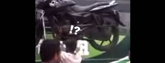 バスの上にバイクを乗せるインド人が凄い