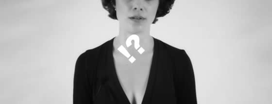 高さが異なる音(和音)を発声する事が出来る美女