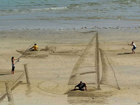 ビーチに描かれる3Dアート2