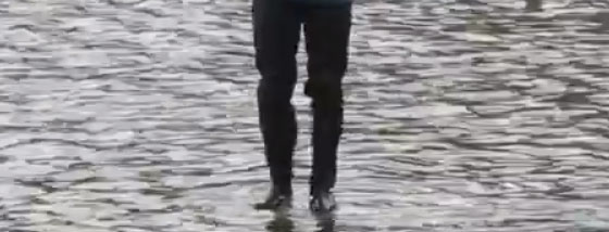 うっかり水の上を歩いてみたら周囲の反応はどうなる?
