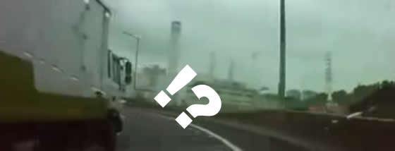 高速道路でトラックの妨害運転と思いきや