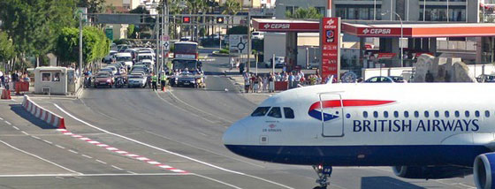 航空機が道路を突っ切っているのか