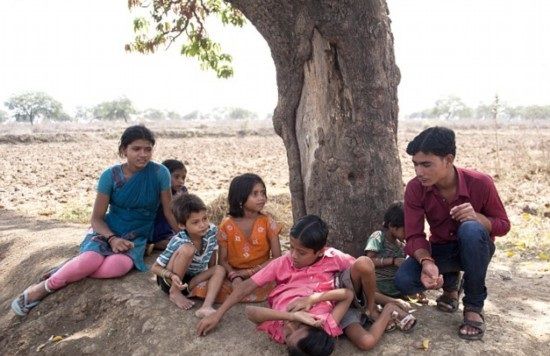 インドの結合双生児は4本の腕と2本の足でたくましく生きている4
