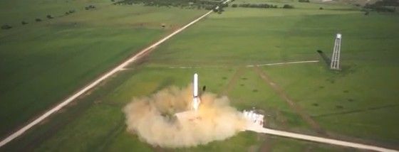 ロケットは飛んで戻って着地する