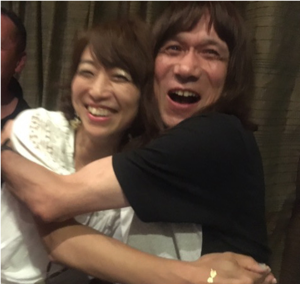 mikaさんに抱き着くイワちゃん
