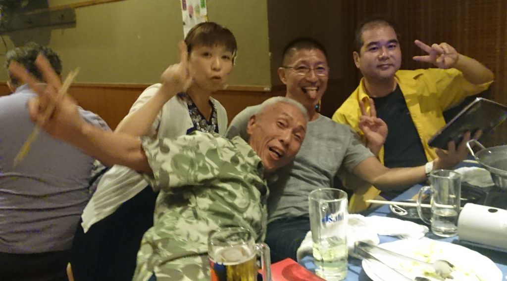 男性参加者とみやさんとビール飲むロンちゃん