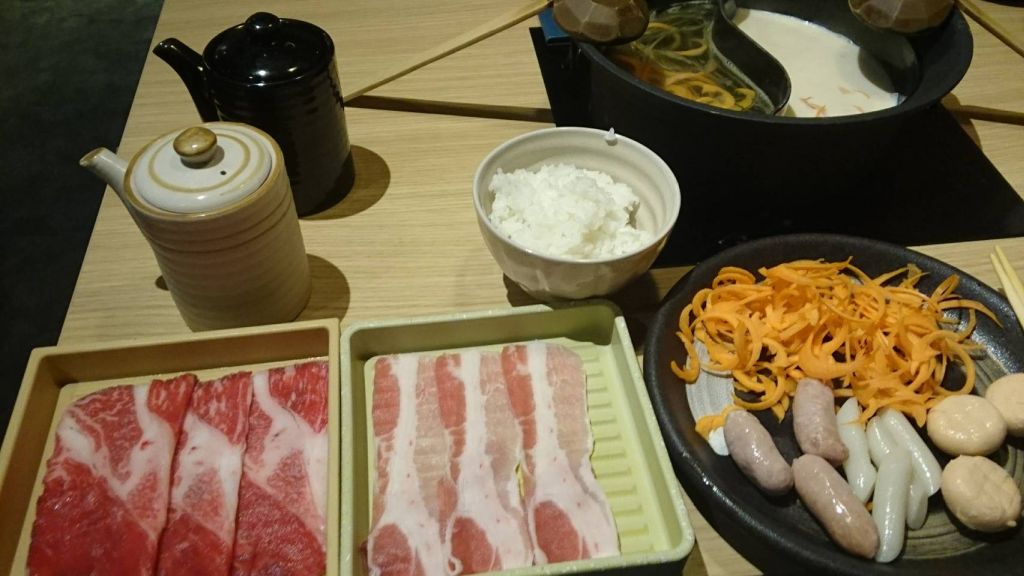 混布だしと豆乳だしでしゃぶしゃぶ