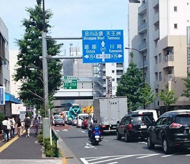 バス停より歩いて道路右側にシナケン
