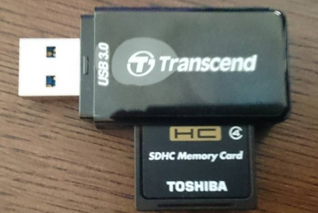 4使用したSDHC16GBメモリとUSB3.0のカードリーダ