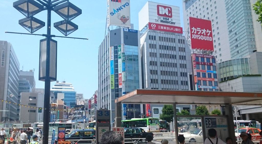 渋谷駅西口からみた三菱東京UFJ銀行