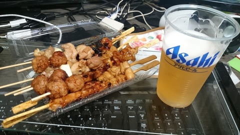 【画像あり】月曜日は一本50円の焼き鳥を30本買って豪遊したったわ