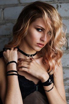 girl-1848472__340