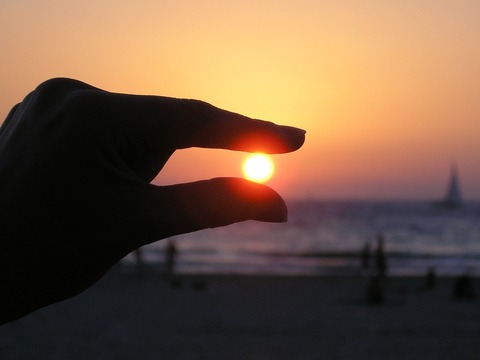 風景_太陽sun-in-the-hand-fingers-sunset-silhouette-39515-large