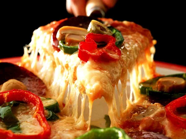 とろけるチーズが美味しそうなピザ