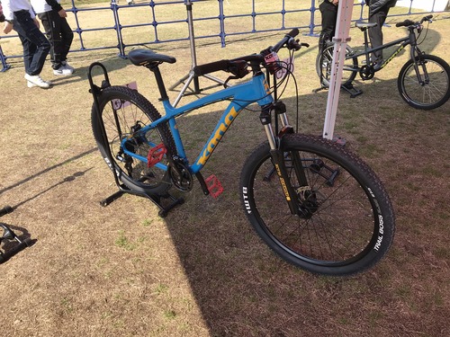 【有名人芸能人】 コナ （SPECIALIZED クランク他 ラナイ2010フレーム メンテナンス