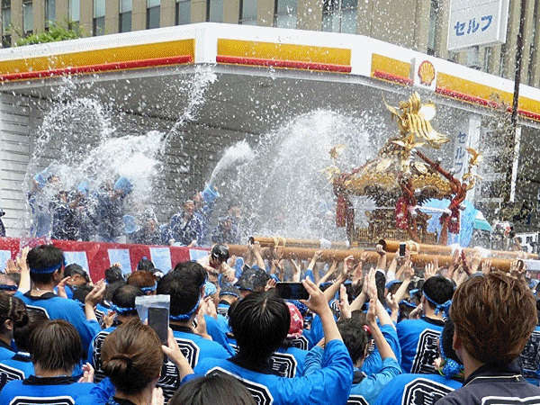 330大迫力の水かけ