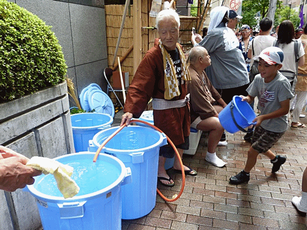 415後方の水掛け隊