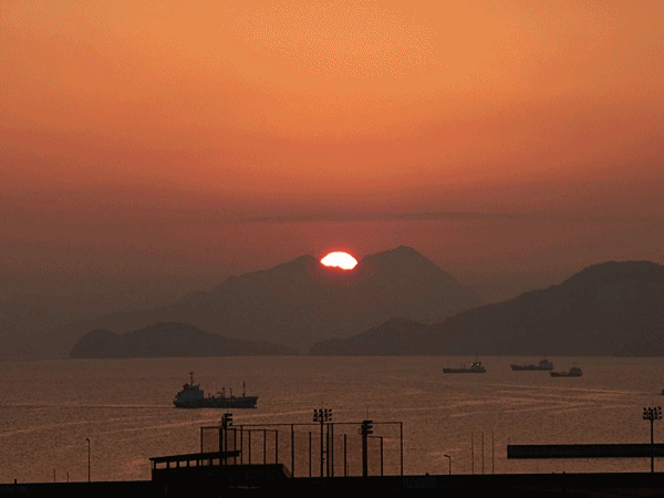 140厳神社日の出