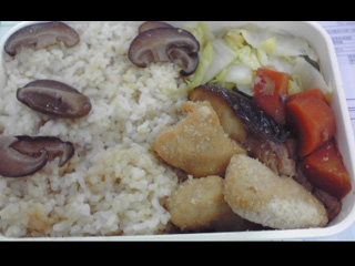 火曜日　煮魚とチキンナゲット弁当