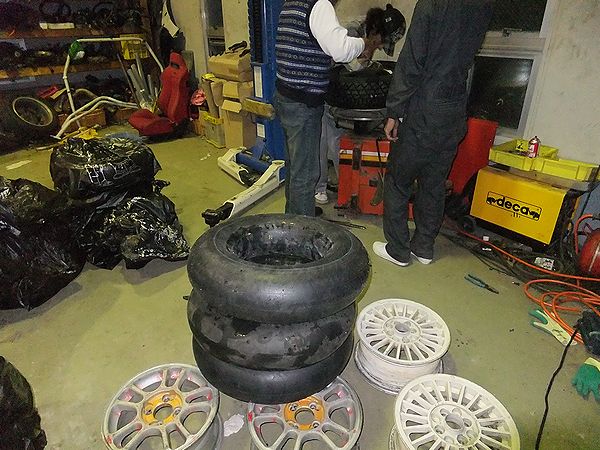 新品ダートタイヤ交換 (3)