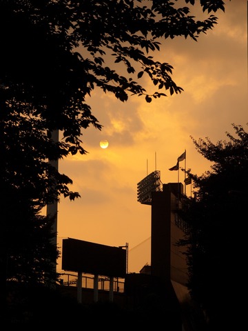 神宮が夕暮れる。