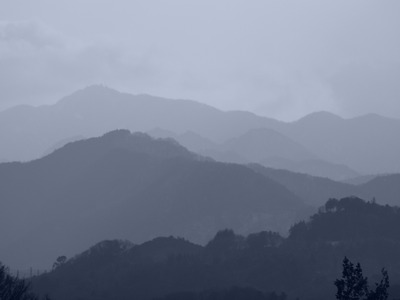 墨絵の山々。