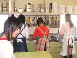 なにげにカワイイ後姿と見切れる通行人w