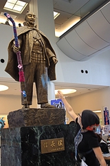 2010-2526-MOM-奇襲- Guerrilla Knitting in Japan - 19