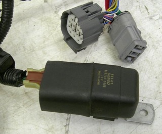 エンジンルーム　右側　リレー