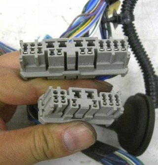 エンジンルーム　右側　カプラー