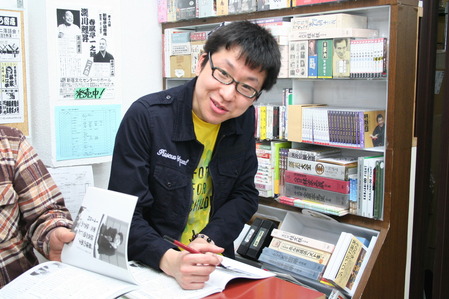 サインしてくれている立川談吉さん