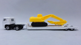 2009/8 トミカ ロング No.137 いすゞ ギガ 低床トレーラー : まつく