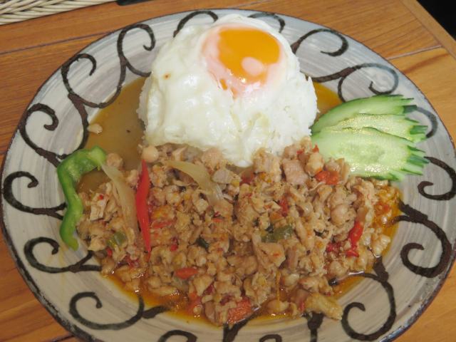 タイ料理「バンコクスマイル」愛宕グリーンヒルズ店で「鶏肉のガパオライス」