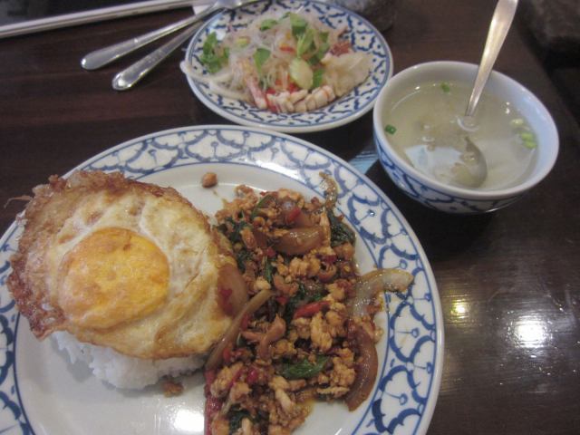 北千住のタイ料理 ライカノ で 鶏肉のガパオライス 孤独のグルメ人気は今も 毎日カレー と タイ料理 By エスニカン