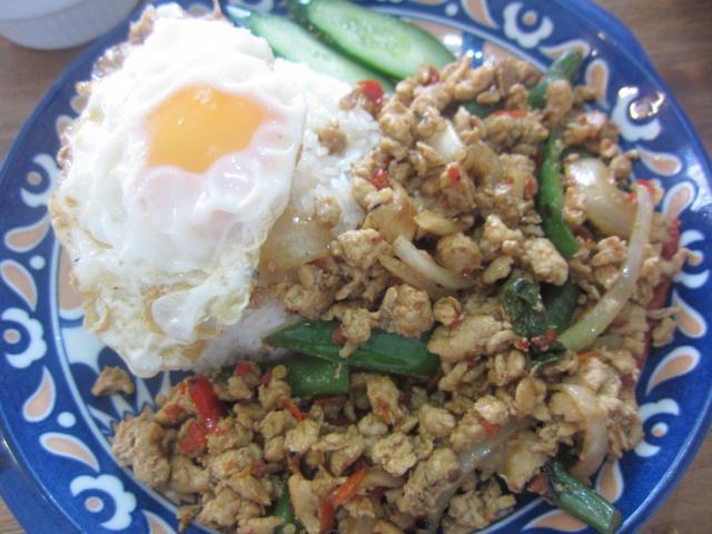 写真の粗みじんの鶏肉片はタイ式そのもの!。主役のガパオもまずまずの分量で、東京都内平均を上回っている。具はインゲン(ササゲではなさそう)、タマネギ、ピーマン