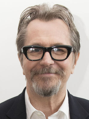 Gary-Oldman-111017-Darkest-Hour-2
