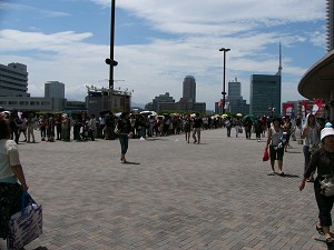 グッズ売場に並ぶ人たち