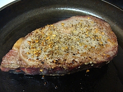 エイジドビーフをLodgeのスキレットで焼く エイジドビーフをLodgeのスキレットで焼く