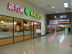 色んなお店が集まっている