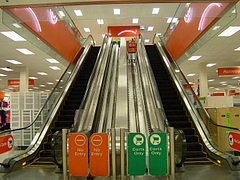 ターゲットのエスカレーター真ん中はカート用