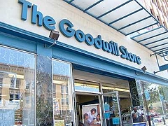 Usedの服や靴その他を売っている