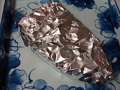 ステーキは焼いてすぐにホイルで巻き予熱を利用する ステーキは焼いてすぐにホイルで巻き予熱を利用する
