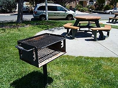 AlbanyMemorialParkのベンチそばには小グリル。