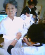 ミツエ着付け中